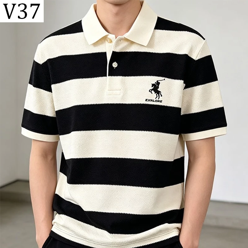 เสื้อโปโลลายทางสำหรับผู้ชาย คอปกสีเบจ ปักโลโก้รูปม้า เหมาะสำหรับสวมใส่ในโอกาสต่างๆ