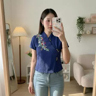 เสื้อผ้าฝ้ายผู้หญิง ทรงป้ายจีบไหล่ ปักดอกไม้ แต่งกระดุม 9 เม็ด ผ้าฝ้ายชินมัย งานปักมือ Handmade
