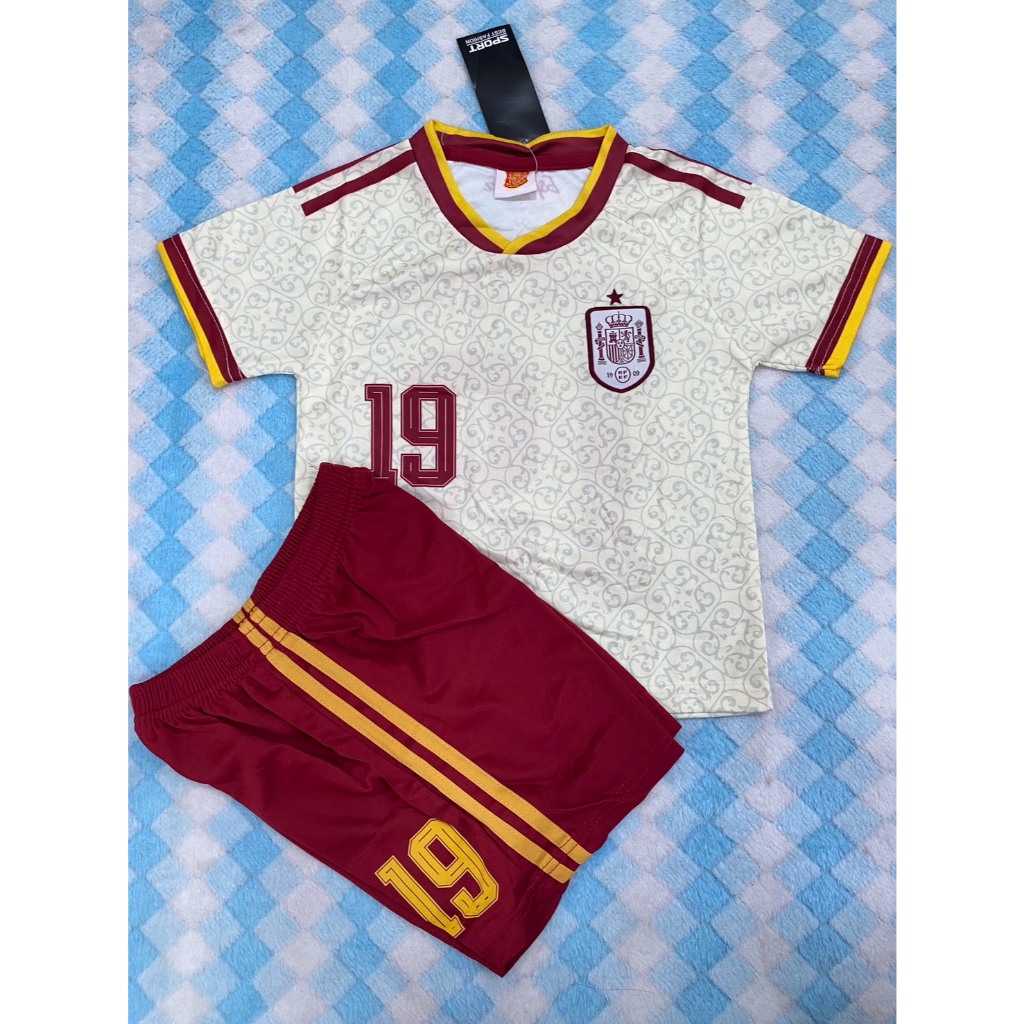 ชุดบอลเด็กทีมชาติสเปน  ครีมแดงชื่อLAMINE YAMALพร้อมกางเกง เบอร์19 ใส่สบายไม่ร้อน