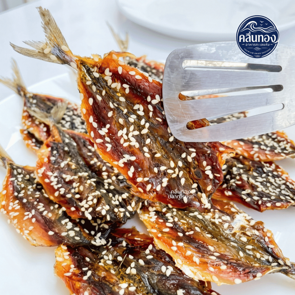 คลื่นทอง - ปลาหวานโรยงา 180 กรัม  ปลาทูหวานโรยงา เนื้อนุ่ม ปลาหวาน ปลาหวานงา อาหารทะเลแห้ง อร่อย สะอาด