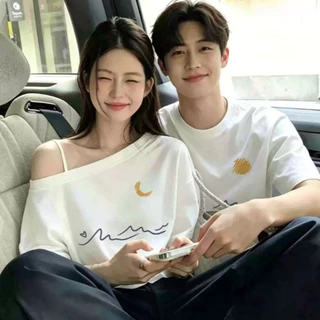 COD-เสื้อคู่รักฤดูร้อน 2026 ดีไซน์มินิมอล เสื้อยืดสีครีมลายพระจันทร์พระอาทิตย์ ผู้หญิงไหล่ลาดสายเดี่ยว ผ้านุ่มระบายอากาศ