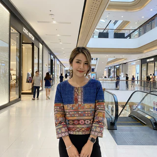 เสื้อใบปอผ้าฝ้ายชินมัยสโตนวอช คอกลมแขนยาวแต่งผ้าทอลายอาข่า สไตล์พื้นเมือง ใส่สบาย มีขนาด 36-44 นิ้ว
