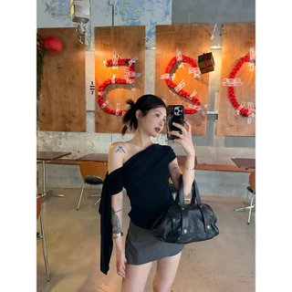Beryl พร้อมส่ง เสื้อครอปผู้หญิง เสื้อยืดไหล่เปิด ดีไซน์ไหล่เฉียงพร้อมผ้าคล้องไหล่ ผ้ายืดนุ่มใส่สบาย