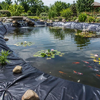 พลาสติกปูบ่อ ผ้ายางปูบ่อปลา แผ่นจีโอเมมเบรน แผ่นพลาสติกกันซึม HDPE หนา 500/600ไมครอน สีดำ ผ้ายางปูบ่อ ปูบ่อน้ำ ปูบ่อปลา