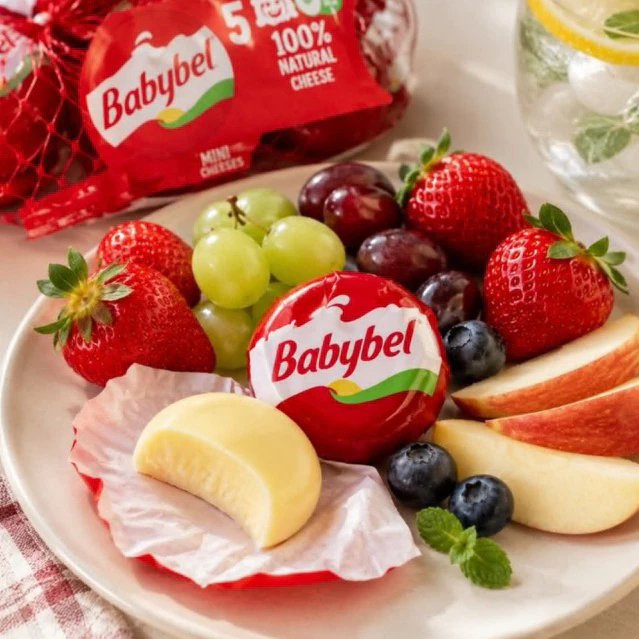 Babybel เป็นชีสก้อนขนาดเล็กจากฝรั่งเศส ห่อด้วย แว็กซ์สีแดง