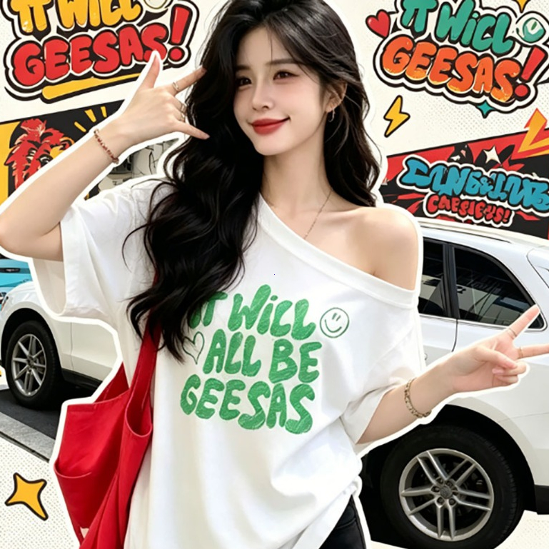 COD-เสื้อยืดแขนสั้นผู้หญิงฤดูร้อน สีขาวสไตล์อเมริกันสไปซี่เกิร์ล ดีไซน์คอปาดไหล่/เปิดไหล่ ลายตัวอักษร ทรงสบายผอมสวย ใส่เ