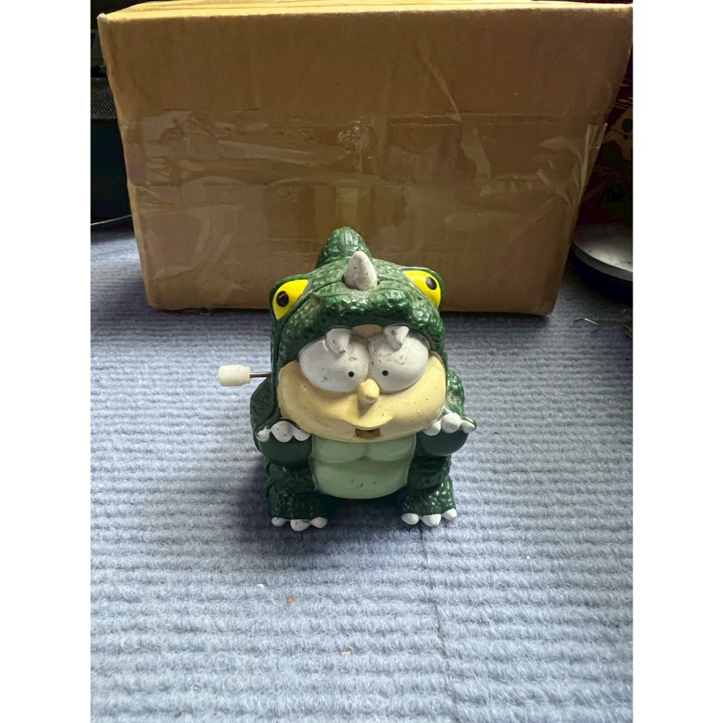 [ของสะสม Y2K] ของเล่นไขลานพรีเมียม 7-Eleven แท้ปี 2002 โมเดลเด็กในชุดก๊อดซิลล่า/ไดโนเสาร์แลบลิ้น งาน