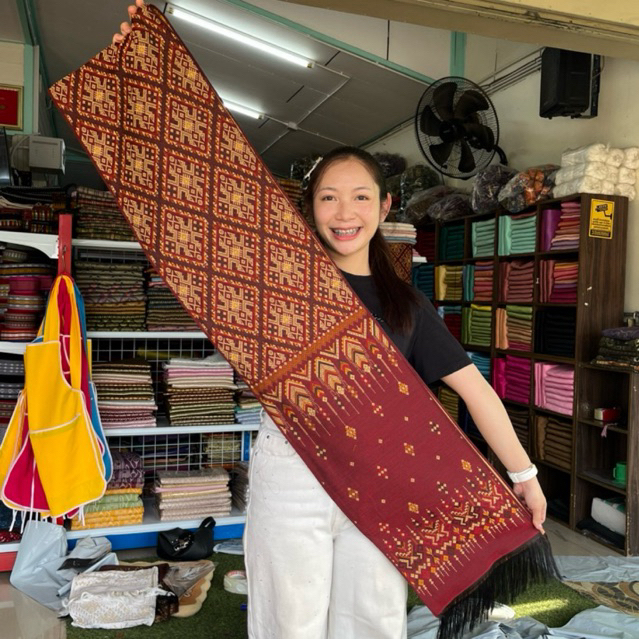 สไบแพรวากาฬสินธุ์ภูไท ทอเครื่อง ผ้าฝ้าย ดอกแก้วสร้อยกัลยา กว้าง30 ยาว300 ซม. สีสดสวยตรงปก