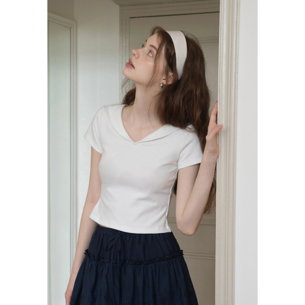 [พรีออเดอร์] [รบกวนลูกค้าอ่านรายละเอียดก่อนสั่งซื้อนะคะ] EGGKA : Women's V-Neck Cropped Top