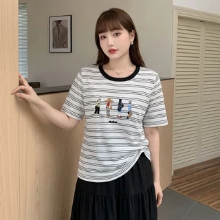 สินค้าใหม่สำหรับผู้หญิง คอลเลกชันฤดูร้อน 2026: เสื้อยืดลายทางทรงเข้ารูป คอกลมตัดสี พร้อมลายพิมพ์กราฟิก