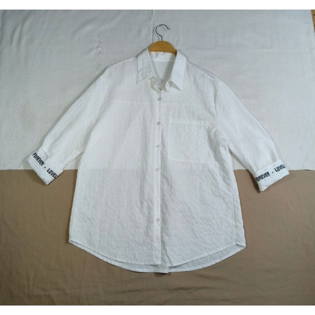 M.LVT ไซส์ XL เสื้อเชิ้ตผ้าคอตตอนสีขาวลายทาง ปลายแขนแต่งปักสีดำค่ะ
รอบอก 44 ความยาว 28 นิ้ว