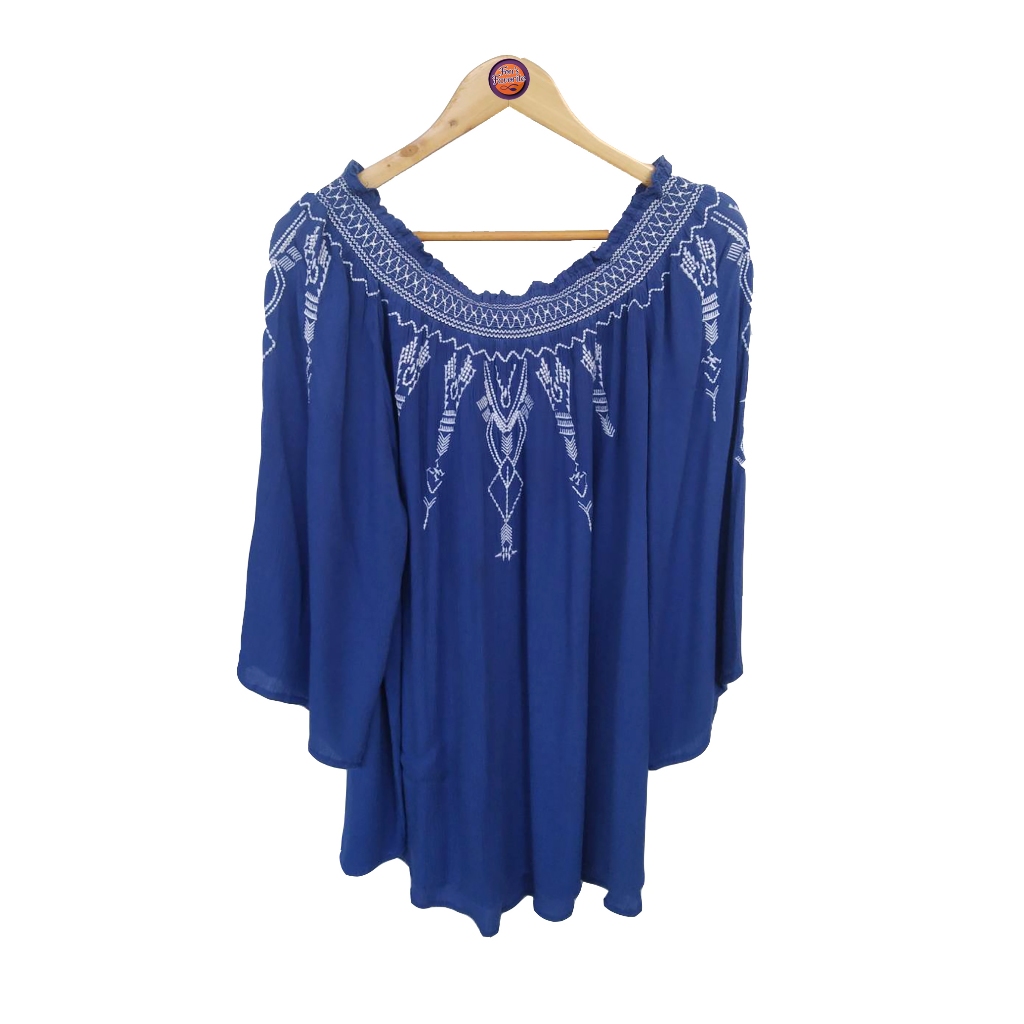pa601 เสื้อมือสอง อก 50-52 นิ้ว คอจีบยางยืด ผ้าเรยอนสีน้ำเงินลายปักขาว แขน 4 ส่วน มีขุย