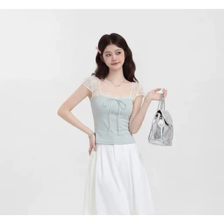 Cherry พร้อมส่ง🫐เสื้อครอปแต่งลูกไม้ ดีไซน์โบว์เก๋ๆ เสื้อยืดแขนสั้นผู้หญิง คอสี่เหลี่ยม ทรงสวยสไตล์ฝรั่งเศสสำหรับผู้หญิง