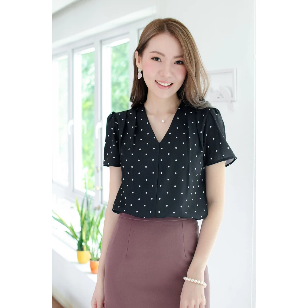 Narinari : MT0601 V-Collar Classic Blouse – เสื้อทำงานคอวี ลายกราฟิก ❤︎✰✪