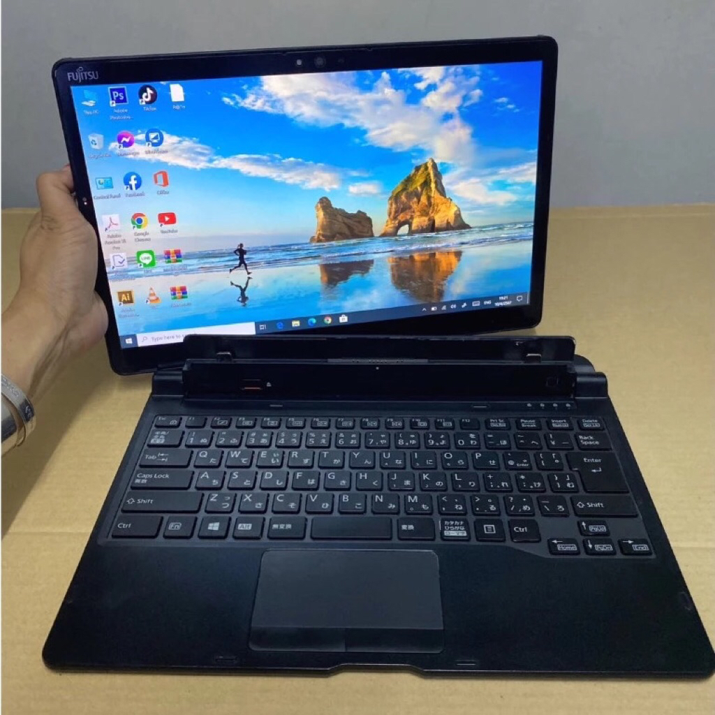 แท็บเล็ 2in1 Fujitsu ArrowsTab Q739 (RAM:4GB/SSD:128GB) มืสองสภาพดี พร้อมคีคีย์บร์ร์อดและปากกาตรงรุ่