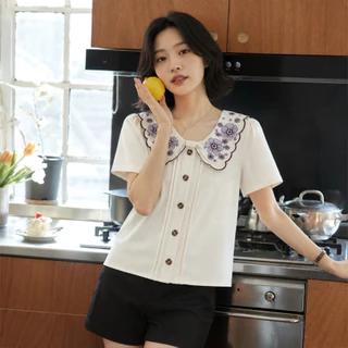 Glucoat | [A766] เสื้อสีครีมคอปกหยักทรงโบว์ปักดอกไม้ แต่งกระดุมหน้า กระดุมจบหลัง 1 เม็ดใช้งานได้จริง