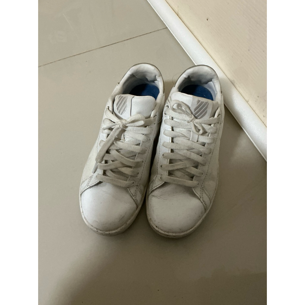 รองเท้าผ้าใบสีขาวkswiss