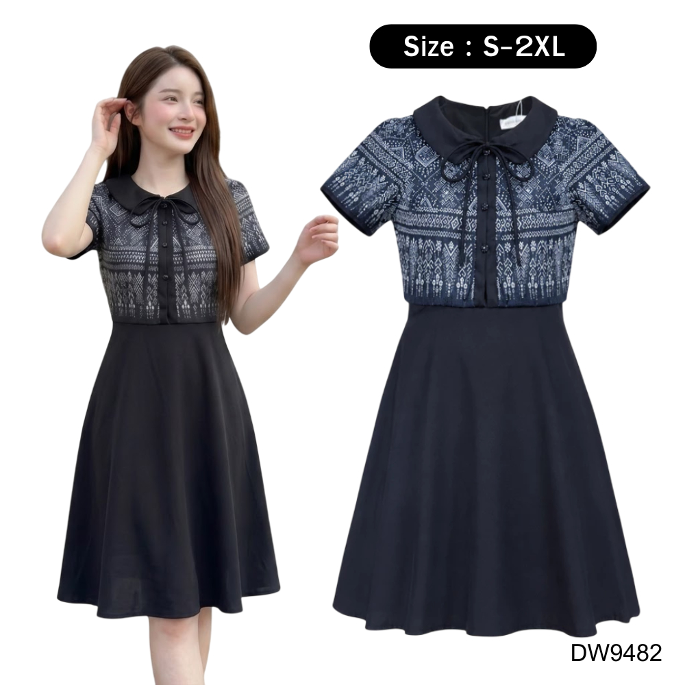 S-2XL | เดรสสั้นคอปกผูกโบว์ กระโปรงบาน ผ้าลายกราฟฟิกตัดต้อผ้าพื้น มีซับใน สีดำ D9482