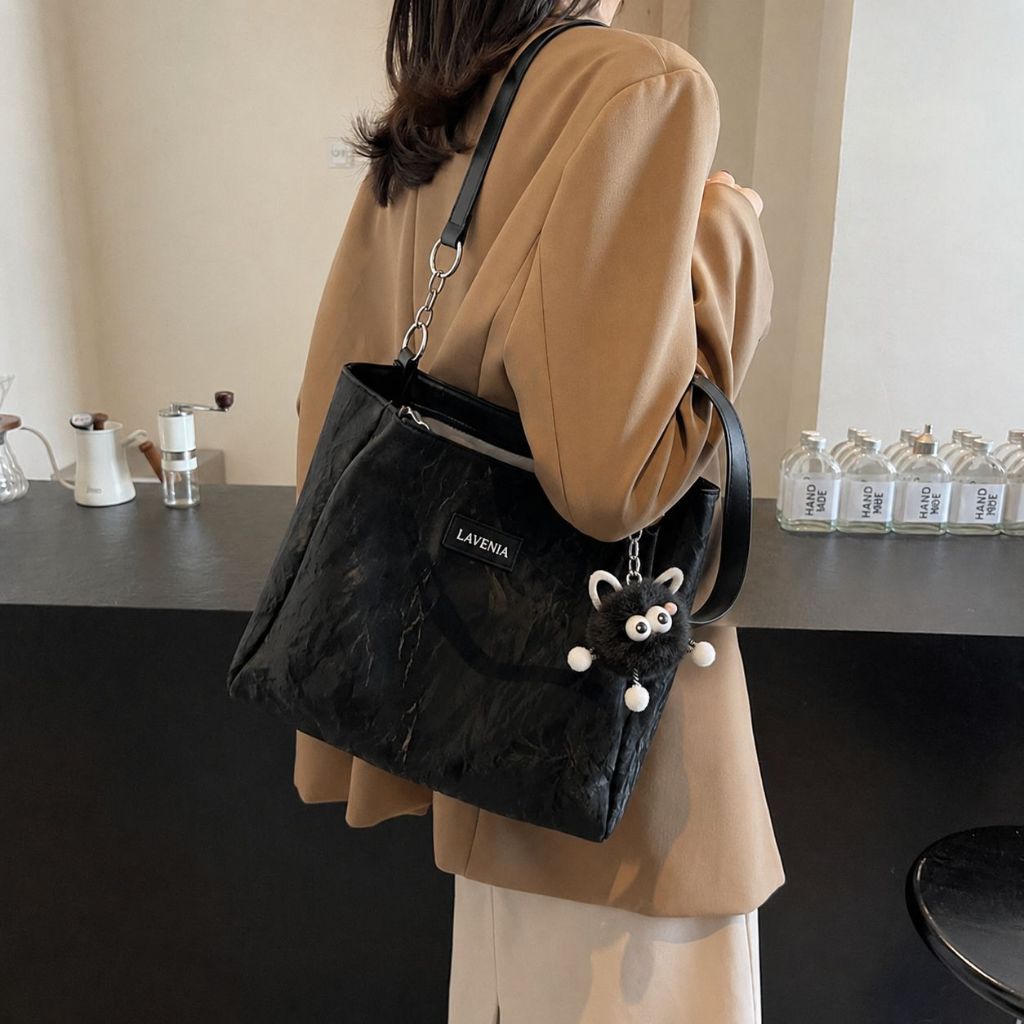 【พร้อมส่ง】กระเป๋าสะพาย （แถมพวงกุญแจด้วย）ดีไซน์ไม่ซ้ำใคร ทันสมัย เหมาะสำหรับกลุ่มแฟชั่นใหม่ในปี