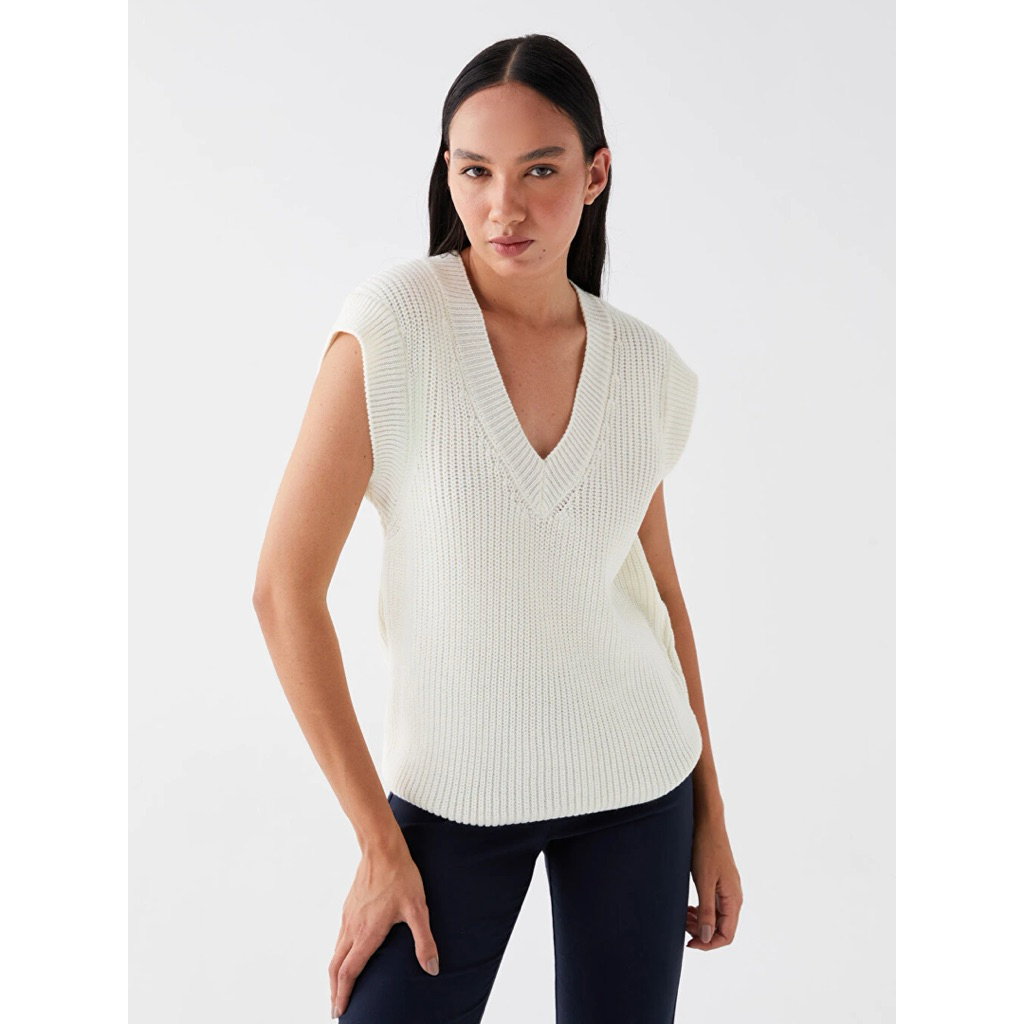 เสื้อกั๊กไหมพรมคอวี C&A COLLECTION เสื้อไหมพรมแขนกุด คัตติ้งสวย ลุค Effortless Chic เรียบหรู KNITTED TOP V-NECK (A1303)