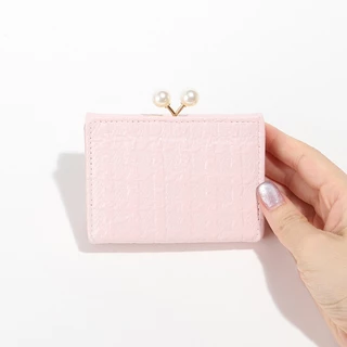 กระเป๋าสตางค์ผู้หญิงทรงสั้น สีชมพู ลายหนังจระเข้ พับสามทบ มีช่องใส่บัตร ประดับโบว์และมุก สไตล์เกาหลี น่ารัก แฟชั่น