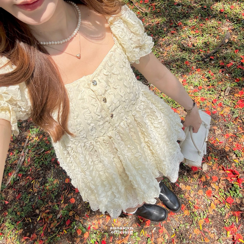 (aunaunn.official) Cottage charm top – เสื้อแขนตุ๊กตา แต่งกระดุมสีทอง (พร้อมส่ง)