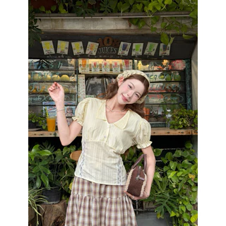 Petal Lace Blouse - เสื้อเชิ้ตแขนตุ๊กตาแต่งดีเทลลูกไม้ คอปกโค้งมน classtylish