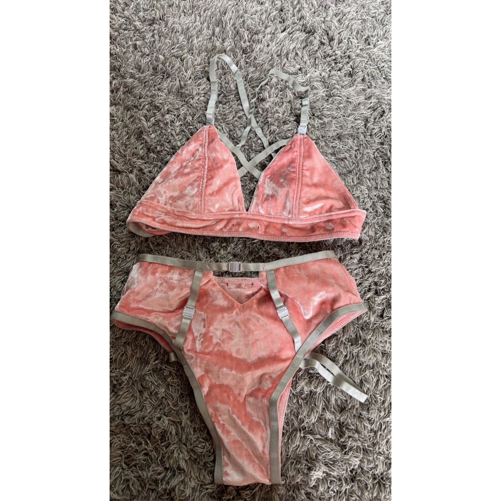 [พร้อมส่ง] ชุดโพลแดนซ์ เซตชุด Pole Dance งานเวียดนามแท้ 100% บราสายไขว้หลังคู่กางเกง มีหลายสี คัตติ้
