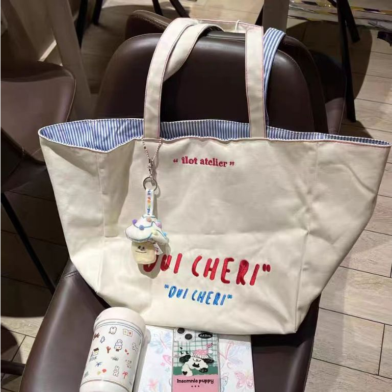 ใหญ่มาก!!กระเป๋าสะพายไหล่ใช้ได้2ด้าน ปักลายภาษาฝรั่งเศส(OUI CHERI)