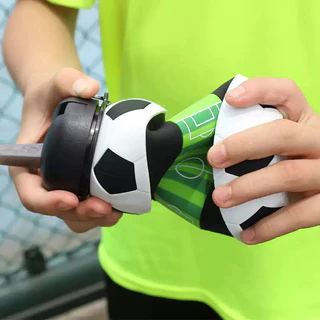【พร้อมส่ง】⚽ ขวดน้ำซิลิโคนพับได้ 550ml ลายฟุตบอล หมุน 360° ไม่รั่ว พกพาสะดวก ดีไซน์สร้างสรรค์ สไตล์ฟุตบอลโลก โดนใจสายสปอร