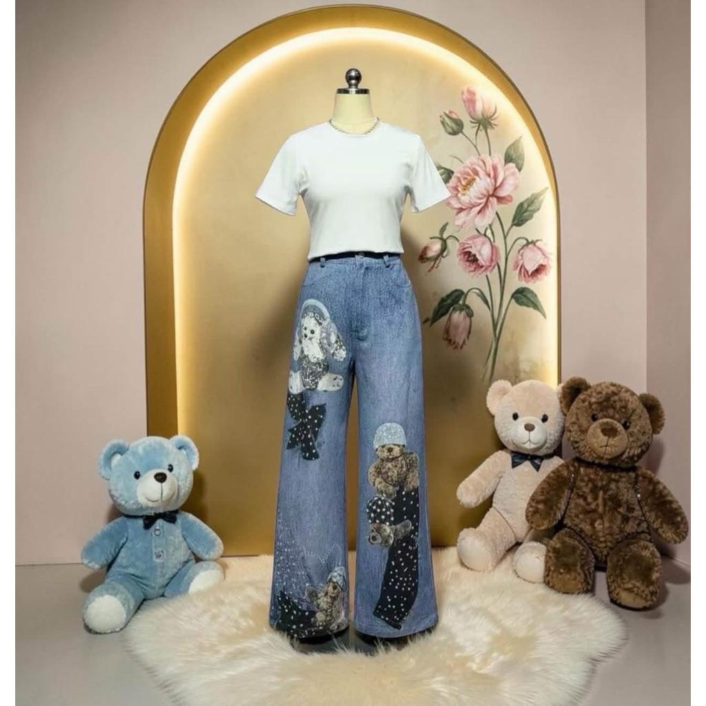 (ปกติ เอว.5 ข้าม เสื้อ17“ กางเกง40”) ชุดยีนส์ เสื้อยืดสีขาว+กางเกงยีนส์ ลายหมี งานป้าย chalita