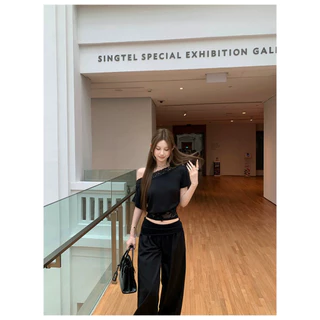 Kitty พร้อมส่ง🌸 เสื้อครอปท็อป ไหล่เฉียง ลูกไม้ กระชับเอว ขอบลูกไม้ ปิดกระดุม ผ้ายืดหยุ่น ผ้าระบายอากาศ สาวเผ็ด