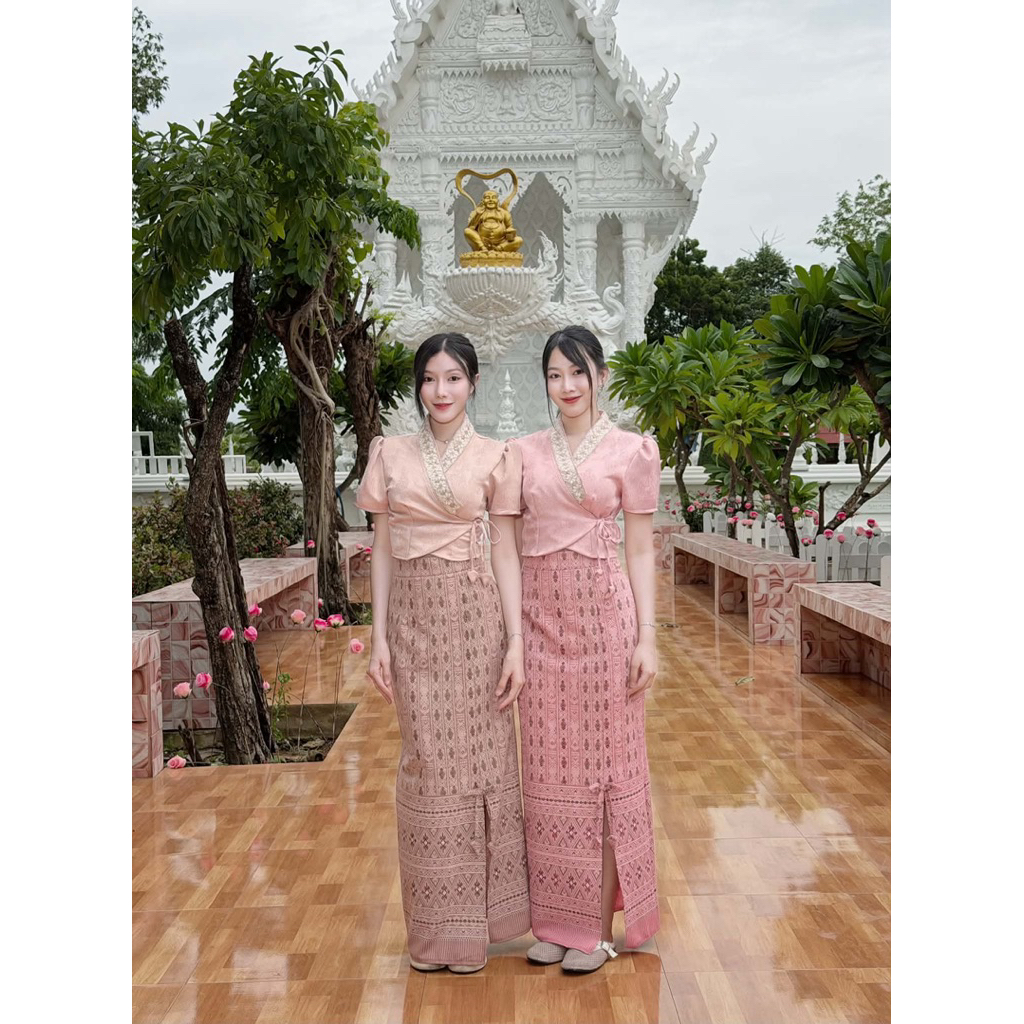 TANTANOD-รหัสTL0067 ชุดเซตผ้าไทย เสื้อสไตล์ล้านนา คอปักดิ้น กระโปรงซิปหลัง ทรงสอบผ่าหน้าแต่งโบว์จิ๋ว(ผ้าฝ้ายพิมพ์ลาย)