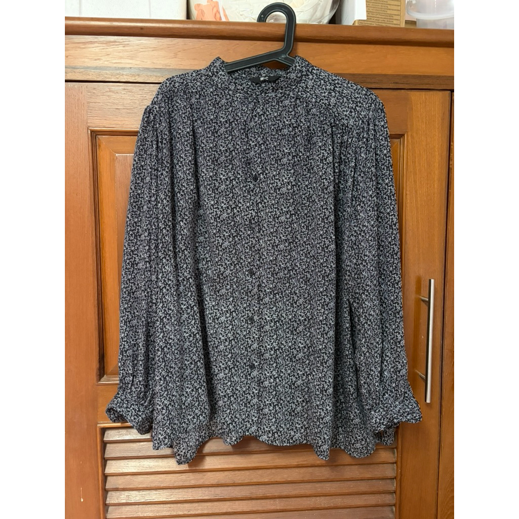 เสื้อเชิ้ตuniqloสีดำกระดุมหน้า