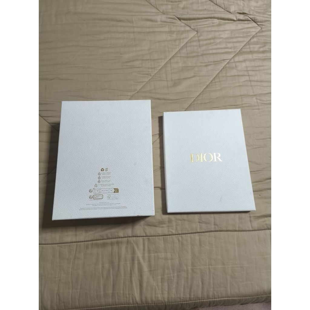 dior กล่องฝาปิด มือ2 ตำหนิตามภาพ 1นิัว9.5*12.5*5นิ้ว