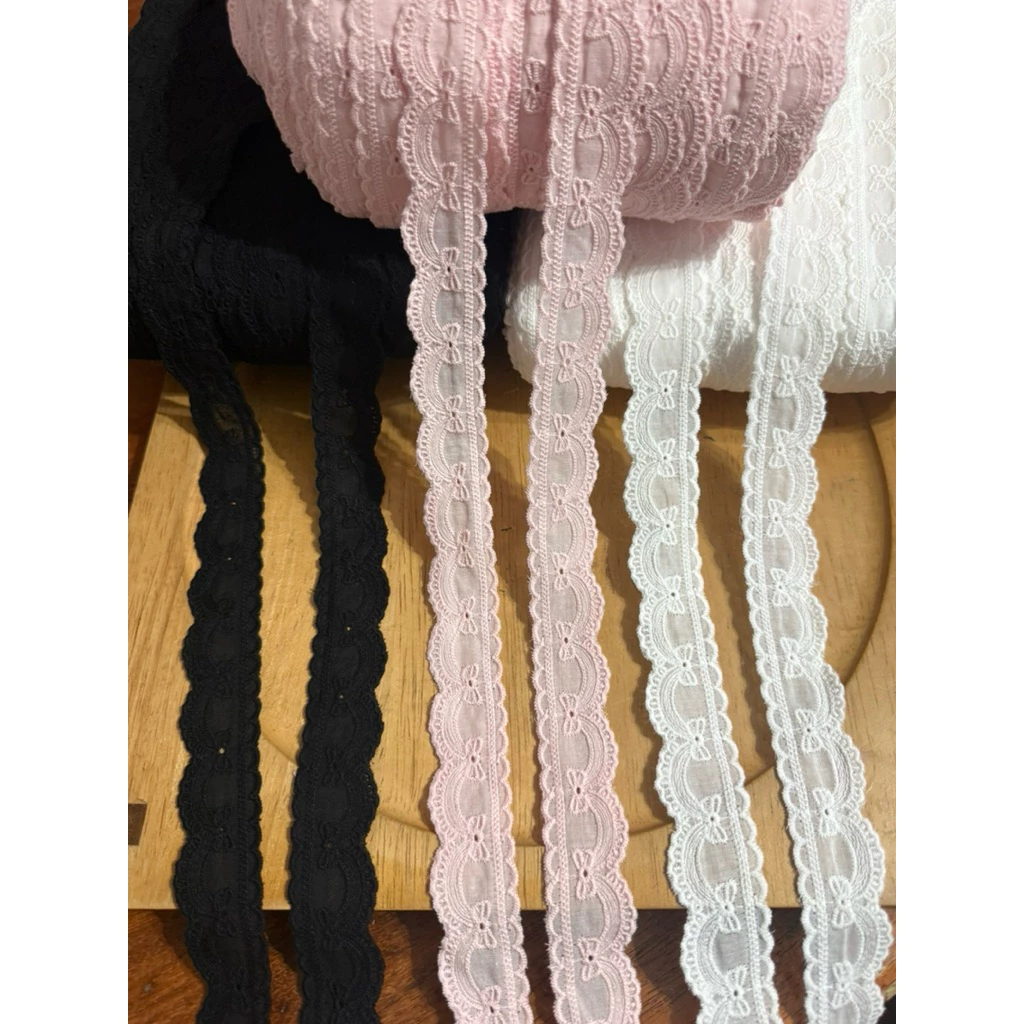 ลูกไม้เส้นเนื้อคอตตอล สีขาวออฟ /ดำ/ชมพู กว้าง 3เซน ยาว 15หลา ราคา150บาท