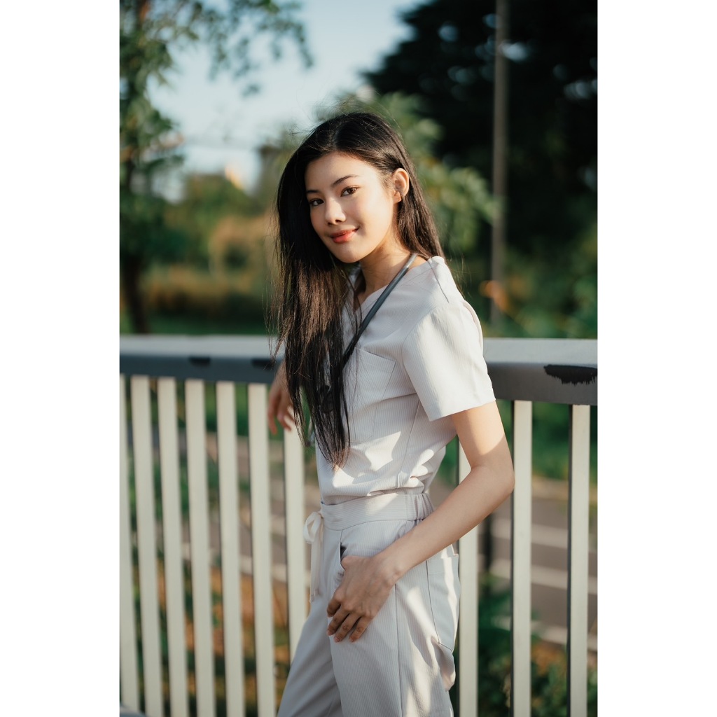 REKA SCRUBS - เสื้อคอวี สี Sapwood - MOTIF (ชุดสครับแพทย์ พยาบาล พร้อมปักชื่อ)