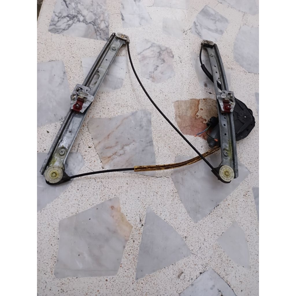 รางยกกระจกไฟฟ้า หน้าซ้าย BMW E46 FL E46 ถอดแท้มือสอง
