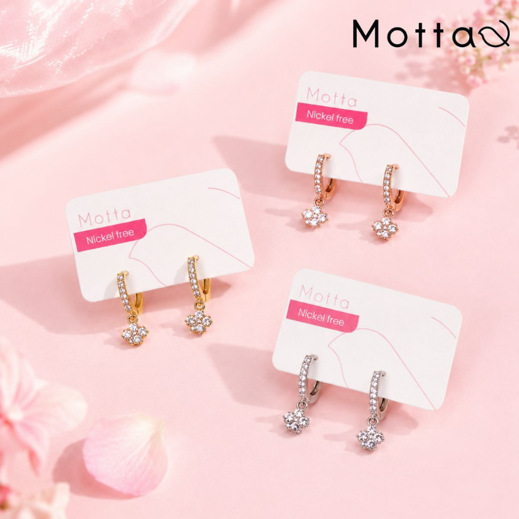 Motta Earring ต่างหูห่วงมีจี้ชุบทองคำขาว ประดับเพชร ตัวเรือนเงางาม ใส่สบายไม่เจ็บหู