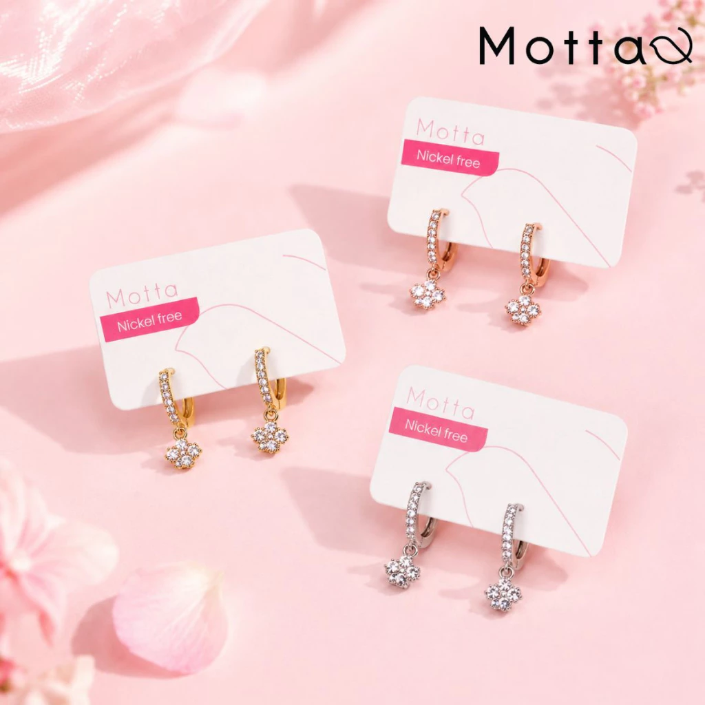 Motta Earring ต่างหูห่วงมีจี้ชุบทองคำขาว ประดับเพชร ตัวเรือนเงางาม ใส่สบายไม่เจ็บหู