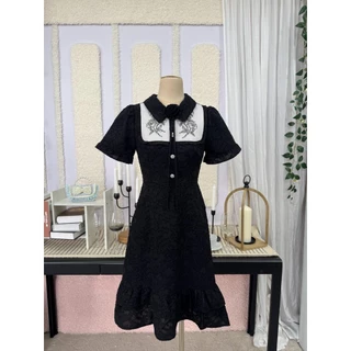 FW198 Holly Dress ชุดเดรสสั้นทรงเข้ารูป ผ้าเบิร์นเอ้าท์ (Burnout Fabric) ปกบัวแหลม พร้อมเข็มกลัดดอกไม้ ด้านหน้าตัดต่อ
