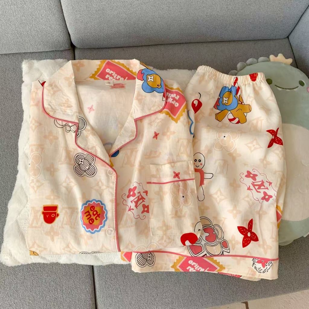 ชุดนอน 2 ชิ้น เสื้อแขนสั้นกางเกงขาสั้น ลายการ์ตูนผสานดอกทานตะวัน ผ้าคลาวด์คอตต้อนนุ่มสบาย สไตล์สาวหวาน เหมาะฤดูร้อน ม