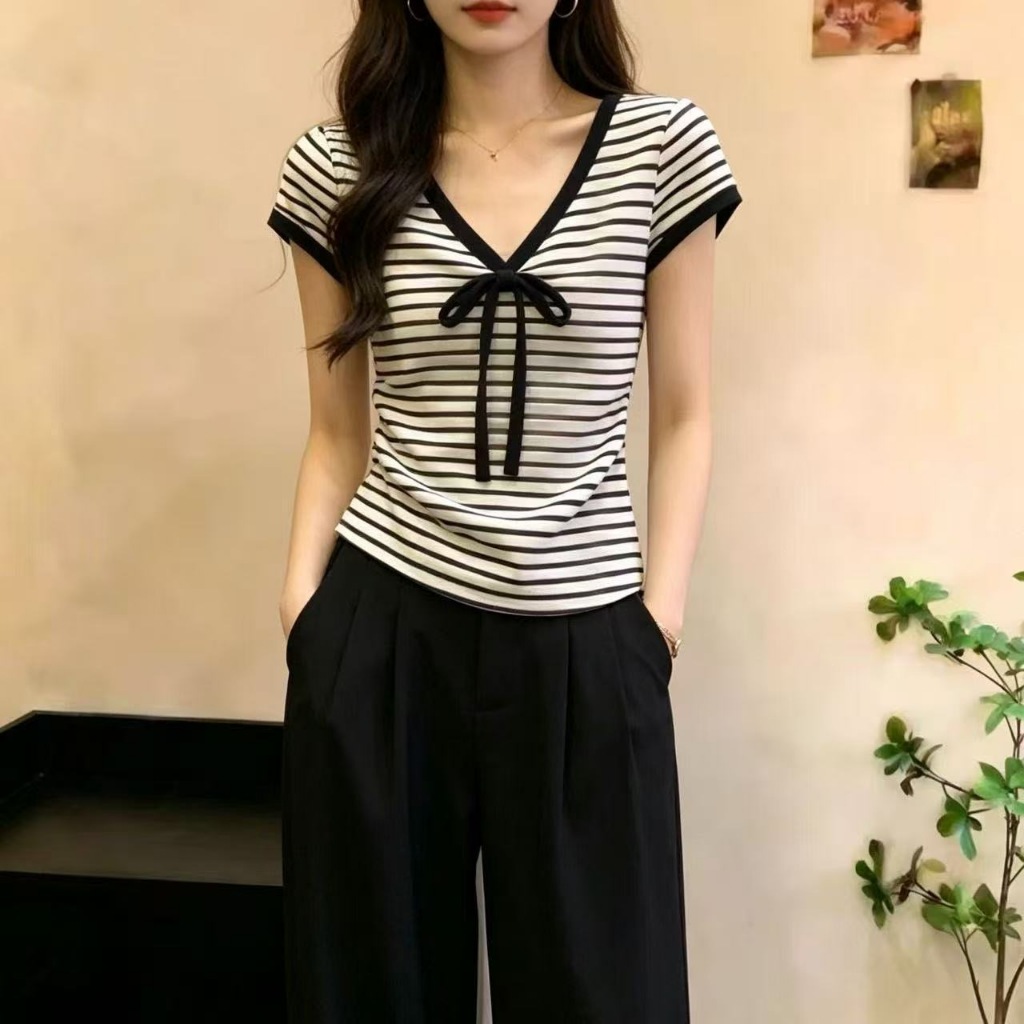 เสื้อยืดแขนสั้นคอวีลายทางผูกโบว์ ดีไซน์เก๋ไก๋และทันสมัยสำหรับผู้หญิง แฟชั่นฤดูร้อนใหม่ล่าสุด สไตล์เฉพาะกลุ่ม
