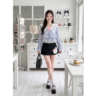 (มี3XL) Sydney Cutie Set เซ็ต 2 ชิ้น เสื้อผ้าคอตตอนแขนยาวกระบายเอว + เข็มกลัด + กระโปรงยีนส์เข้มปักแมวซับในกางเกง