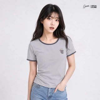 Serene's Choice เสื้อคอกลม แขนสั้น ผู้หญิง แต่งรอบคอและแขน สกรีนลาย VIBE WITH ME