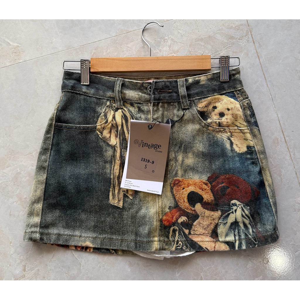 VINTAGE (1319-9) กระโปรงยีนส์เอวสูง ลายหมี เนื้อผ้ายีนส์ไม่ยืด มีซับใน (S-XL)