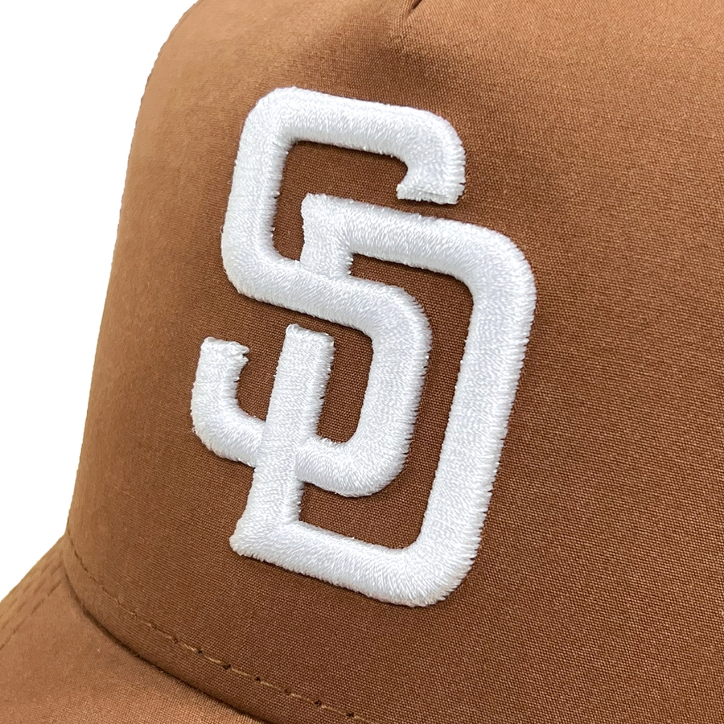 New Era قبعة تراكر 9Forty ‏San Diego Padres — بني — صورة 7