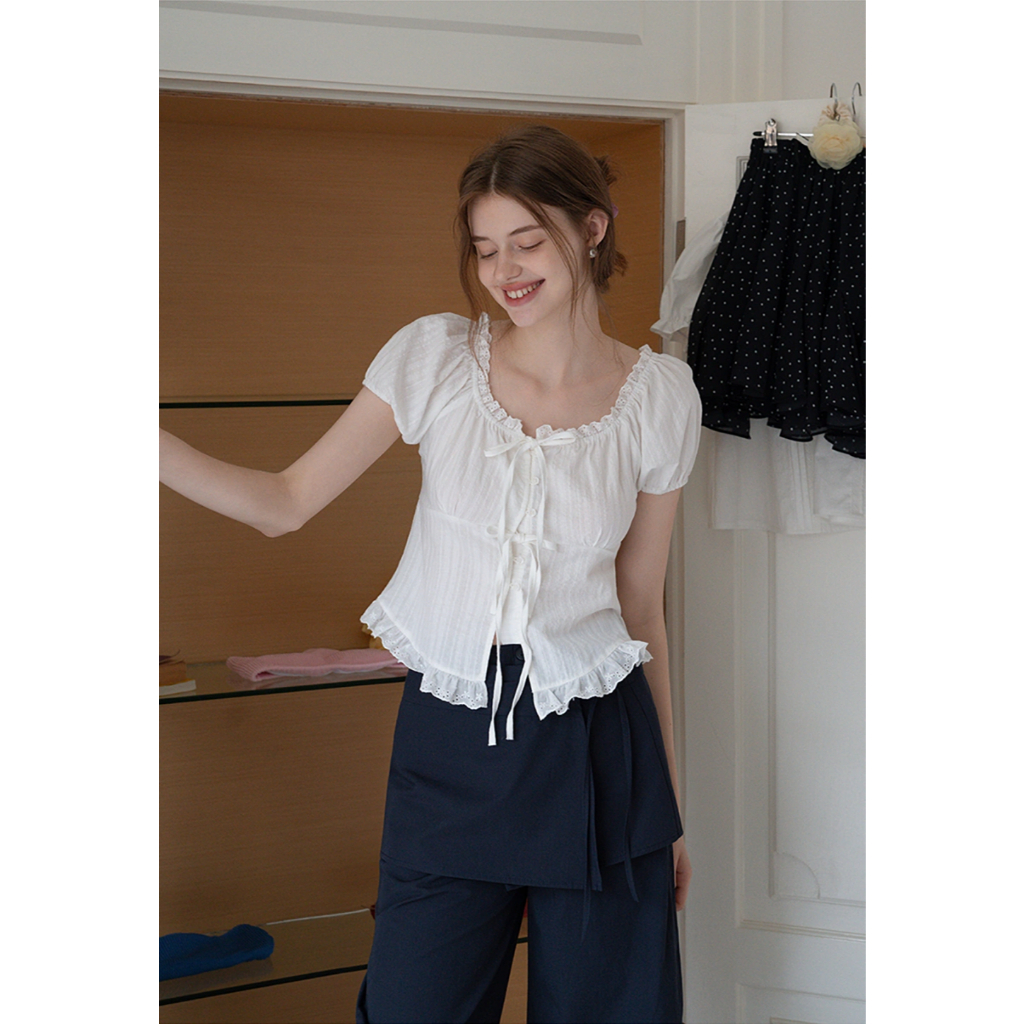 [พรีออเดอร์] [รบกวนลูกค้าอ่านรายละเอียดก่อนสั่งซื้อนะคะ] EGGKA : Women’s Lace Trim Tie-Front Peplum Blouse