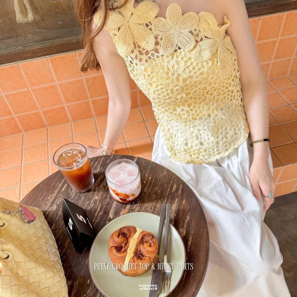 (aunaunn.official) Petal Crochet top – เสื้อถักโครเชต์ เปิดไหล่ แต่งดอกไม้