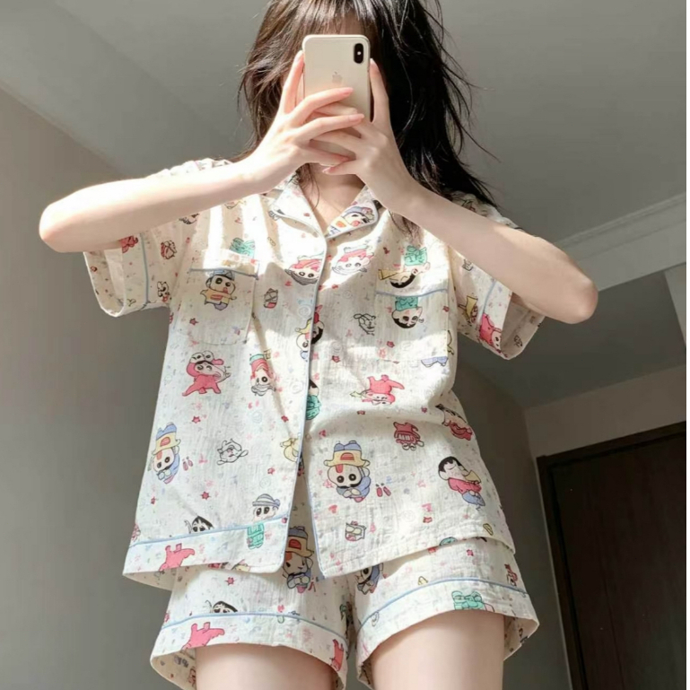 🖍️💖 ชุดนอนสองชิ้นลายการ์ตูน Crayon Shin-chan ผ้านุ่มใส่สบายมาก มีขนาด M ถึง 2XL สไตล์น่ารักเหมาะสาวๆ พร้อมส่งในไทย